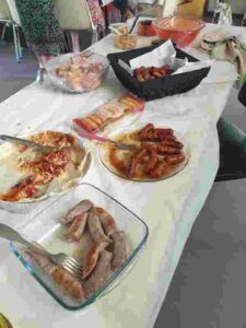 des plats préparés présenté sur une table par les membres de l'atelier repas partagé de l'association colomiers accueil