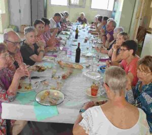 les adhérents de Colomiers accueil pour les séniors qui sont au tour d'une table pour partager un repas