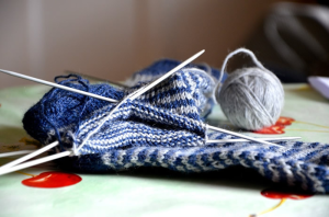 un tricot en cour avec les pelotes de laines