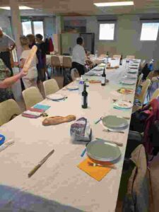 les adhérents de Colomiers accueil pour les séniors qui sont au tour d'une table pour partager un repas